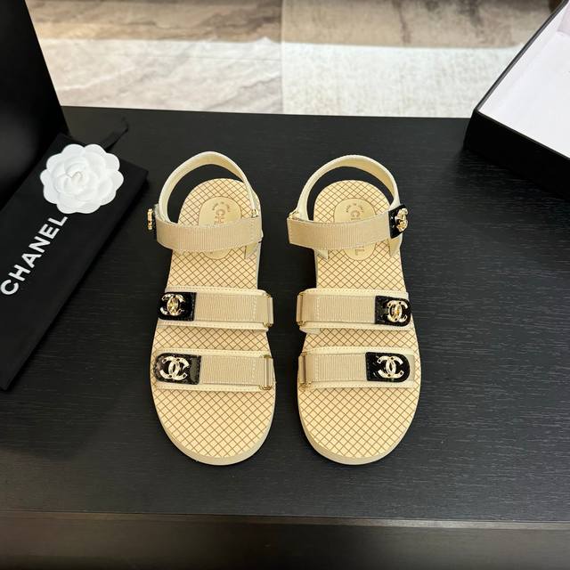 Chane* ｜小香25P春夏新品水钻双C沙滩魔术贴凉鞋夏天必备懒人福音鞋 谁穿谁美！很轻盈上脚意外的舒适 还不挑脚型简约的魔术贴设计很耐看 可调节大小五金水钻