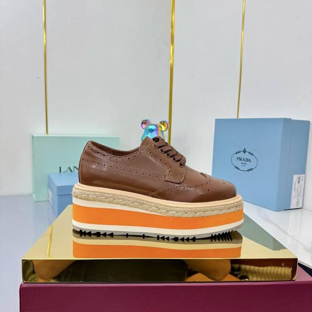 出厂 Pprada Fw25 New Arrival～普拉达2025春夏走秀款｜松糕厚底鞋新品时尚就是一种轮回P家松糕鞋时隔多年翻红啦！经典万年款#系带.冲孔.