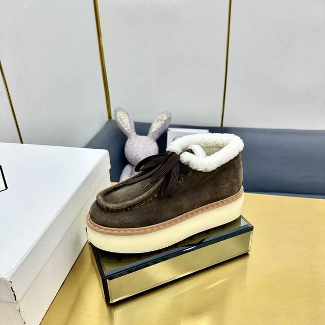 出 Prada 普拉达24秋冬新款△三角标厚底靴 系带雪地靴 双色擦色牛绒真羊羔毛 真皮沿条 双色Tpu大底 Size：35-39 40 41定做不退换