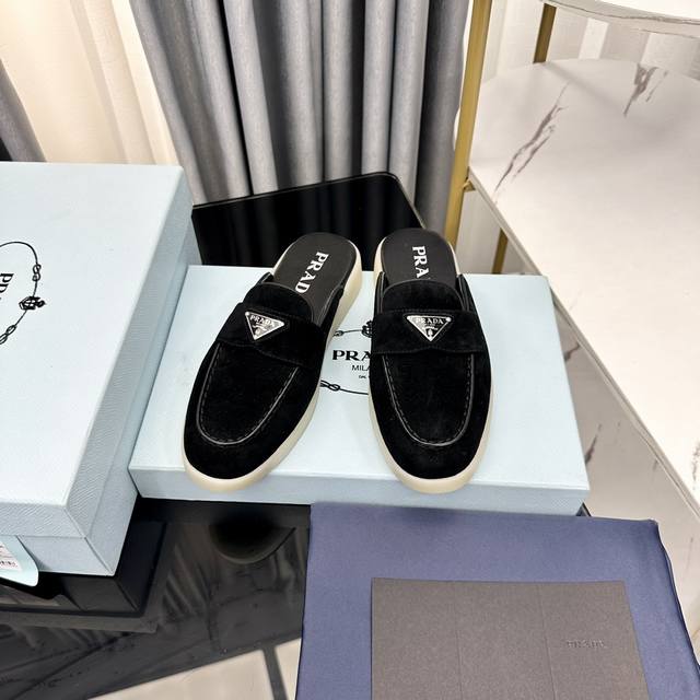 高品质出厂 ！原版做货！顶级版本Prada 普拉达 Ss 夏季新款 Saint-Tropez 系列休闲鞋经典三角标中性乐福鞋新晋爆款~这款经典羊绒乐福鞋的鞋面呈