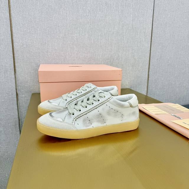 Miumiu谬谬 春夏季新款小白鞋原版 1：1开发，各大明星 网红的热爱款 ，亲肤秋季必备款 鞋面简约设计性感配原版包装面料：头层牛皮内里：丝绸牛皮大底：原版T