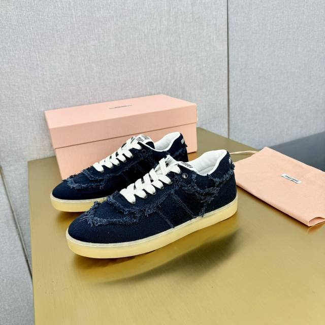 Miumiu谬谬 春夏季新款帆布鞋原版 1：1开发，各大明星 网红的热爱款 ，亲肤秋季必备款 鞋面简约设计性感配原版包装面料：完全对版的斜纹帆布内里：丝绸帆布大