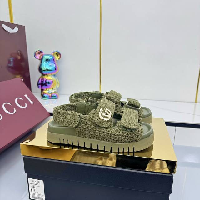 出厂价P Guccl双G女士魔术贴针织棉凉鞋 Gucci现代设计美学探索独特匠心之路，巧妙融合品牌经典元素与备受喜爱的品牌标识。这款凉鞋缀饰备受喜爱的双G造型配