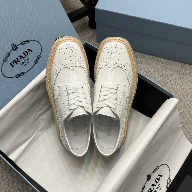代购级 Prada普拉达 25Ss 最新厚底 系带冲孔 布洛克 松糕鞋 原版购入开发 从1980年代的篮球鞋汲取灵感，运动风设计搭配精致细节 采用穿孔皮革打造，