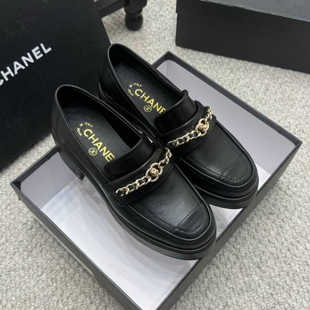 专柜同步 Chanel 香奈儿 24秋冬新款厚底女鞋，怎么搭配都好看，时髦精必备！搭配展现与众不同的穿搭风格、白由混搭闪耀到位，跟紧香奶奶时尚步伐！上脚整体非常