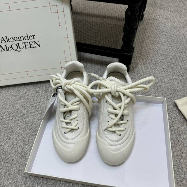 原版级 Alexander Mcqueen 亚历山大 麦昆 最新 Flexion系列 情侣款 复古运动鞋 德训鞋 这款Flexion Off White色调粒面