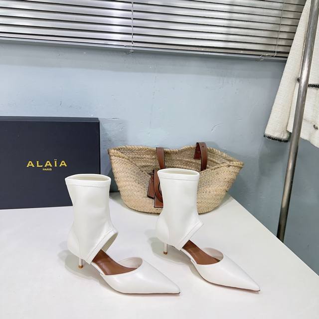 高品质出厂 ！小众潮牌Alaia阿莱亚25秋冬新款弹力绒面皮短靴凉靴！尖头中空个性镂空细跟踝靴！该款尖头踝靴，采用几何镂空露肤设计，搭配55毫米鞋跟，更加拉长腿