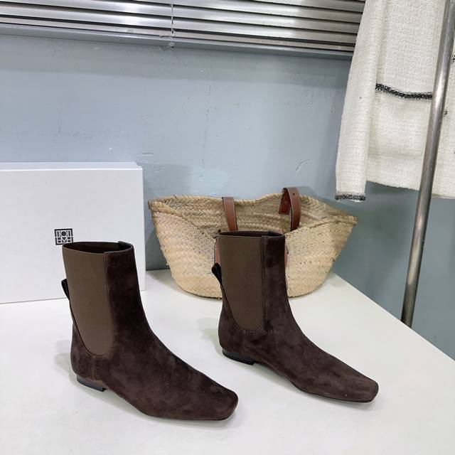 高品质出厂石头纹 ！皮面羊京 ！小众潮牌Toteme25秋冬新款小方头弹力松紧一脚蹬平跟短靴！一双简约干练、低调时髦的短靴，要相信Toteme的简约高级感，能穿