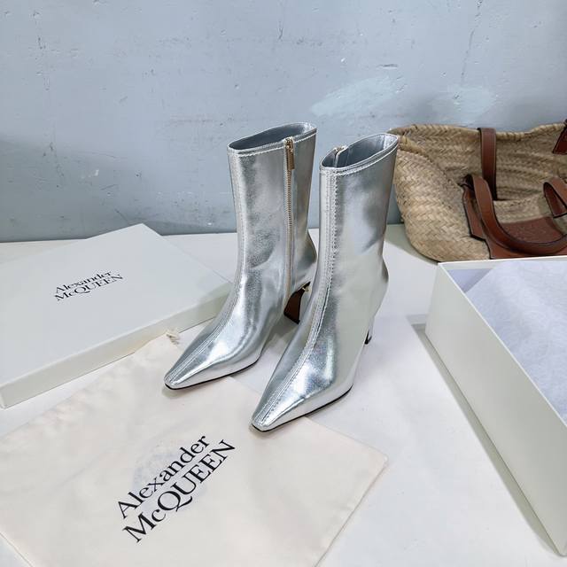 高品质出厂 ！小众潮牌Alexander Mcqueen 亚历山大 麦昆25秋冬麦昆Mq新款极简粗跟小方头侧拉链短靴！极简主义炒鸡柔软舒适矮跟鞋时髦绝对不能错过