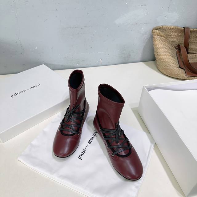 高品质出厂 ！小众潮牌Paloma Wool 25Ss秋冬新品绑带弹力靴圆头平底短靴！弹力袜靴搭配绑带设计 复古又时髦像把“时髦绷带”缠在脚上适配各种穿搭 踩出