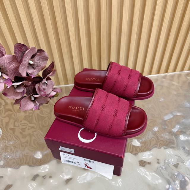 春夏新款Gucci 古驰经25Wf春夏新品沙滩拖鞋 夏天必备懒人福音鞋 谁穿谁美！很轻盈上脚意外的舒适 还不挑脚型简约的魔术贴设计很耐看 可调节大小五金扣原版开