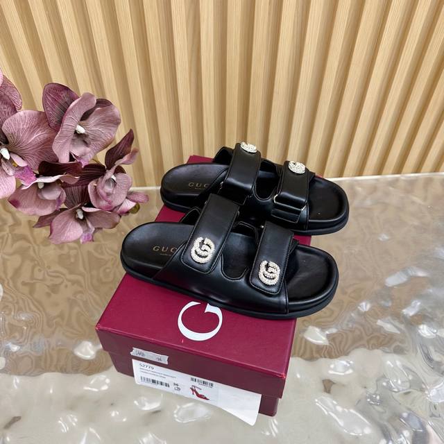 春夏新款Gucci 古驰经25Wf春夏新品双G扣沙滩魔术贴拖鞋 夏天必备懒人福音鞋 谁穿谁美！很轻盈上脚意外的舒适 还不挑脚型简约的魔术贴设计很耐看 可调节大小