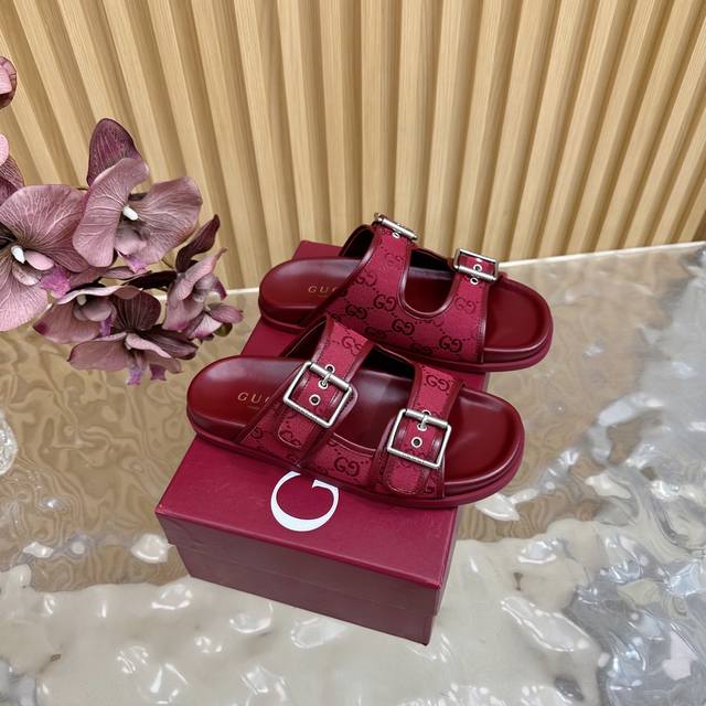 春夏新款Gucci 古驰经25Wf春夏新品双G扣沙滩魔术贴拖鞋 夏天必备懒人福音鞋 谁穿谁美！很轻盈上脚意外的舒适 还不挑脚型简约的魔术贴设计很耐看 可调节大小