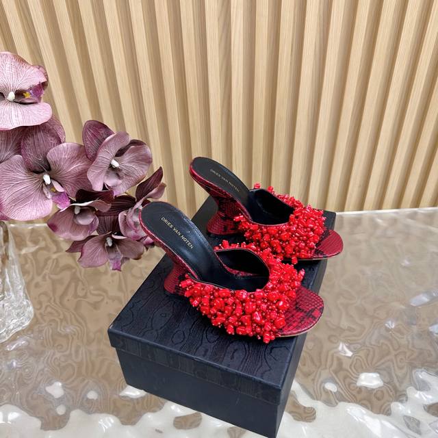 春夏新款 专柜同步发售#Dries Von Noten # Dvn #银河繁星穿在脚上 无需过多华丽的文字 这些子很难让人不爱 超重工的钉珠工艺 搭配水晶透明坡