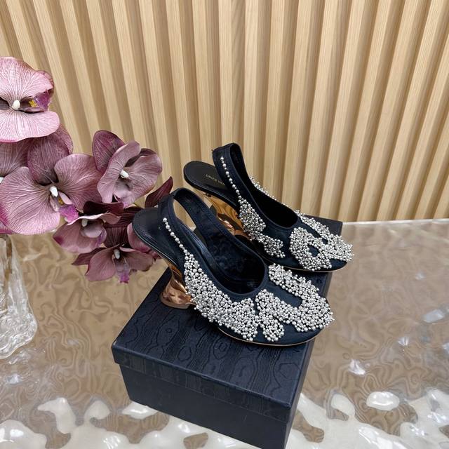 春夏新款 专柜同步发售#Dries Von Noten # Dvn #银河繁星穿在脚上 无需过多华丽的文字 这些子很难让人不爱 超重工的钉珠工艺 搭配水晶透明坡