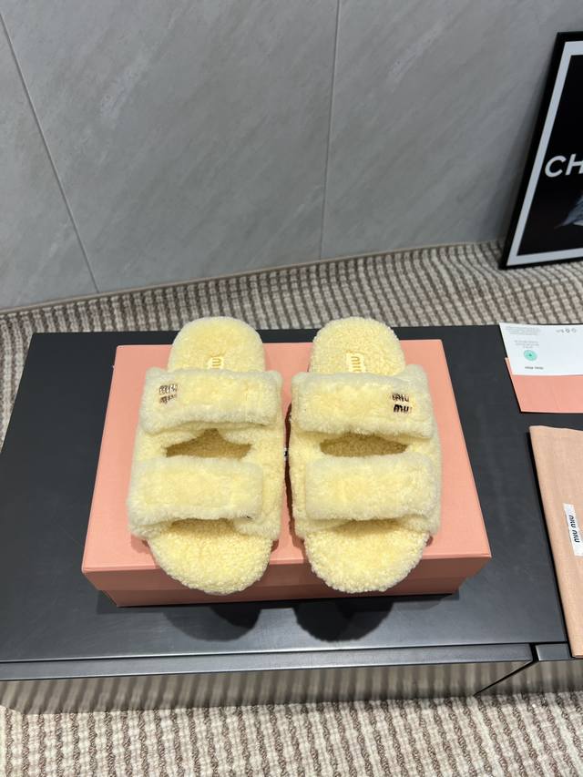 出厂： 独家顶级版本 缪缪Miumiu2025Vs新款毛拖系列 百搭时髦单品！不管居家还是外穿都是品味的象征性！ 秋冬搭配袜子 那更是太绝太绝了 面料：定制原版