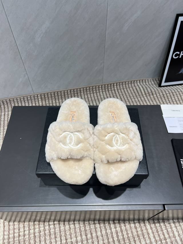 出厂: 独家顶级版本 Chane*L小香2025Vs早秋爆款毛拖系列 圆头电绣毛拖 官网同步最新款，专柜最高版本顶级品质，毛茸茸的时髦感十足，舒适的圆头设计，纯