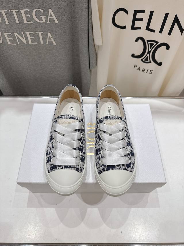 高版本出厂 Dior 迪奥D家2025Ss新款系带真丝帆布鞋休闲鞋原版购入开发 做货 这款真丝面休闲鞋是一款时尚单品，上脚特别舒适、亮眼。侧面的原版五金Logo