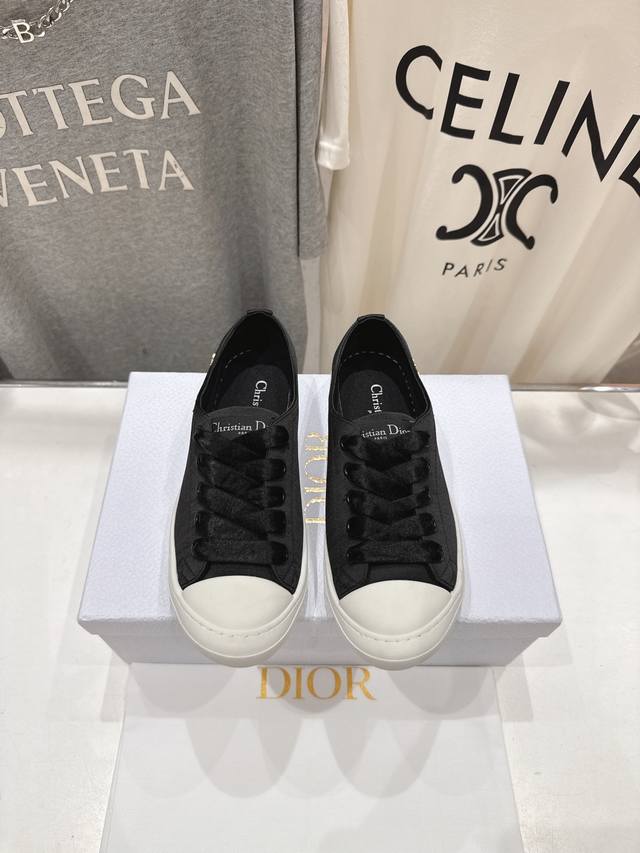 高版本出厂 Dior 迪奥D家2025Ss新款系带真丝帆布鞋休闲鞋原版购入开发 做货 这款真丝面休闲鞋是一款时尚单品，上脚特别舒适、亮眼。侧面的原版五金Logo