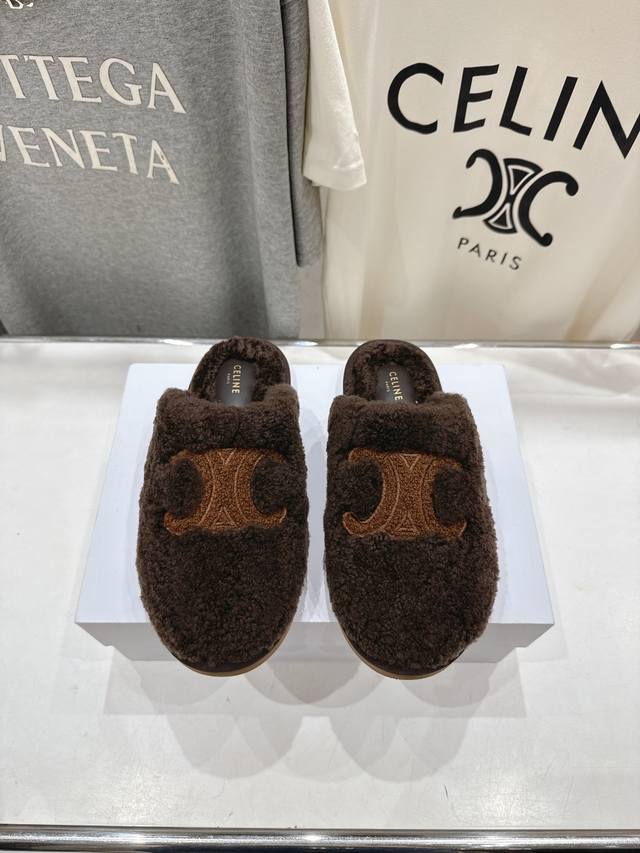高版本出厂 Celine 塞琳 2025Ss新款平底勃肯半包羊毛拖鞋，上脚非常舒适保暖这一季的赛琳又让我重新爱了它一次！这季节美鞋太多这款毛拖真的是让我无法自拔