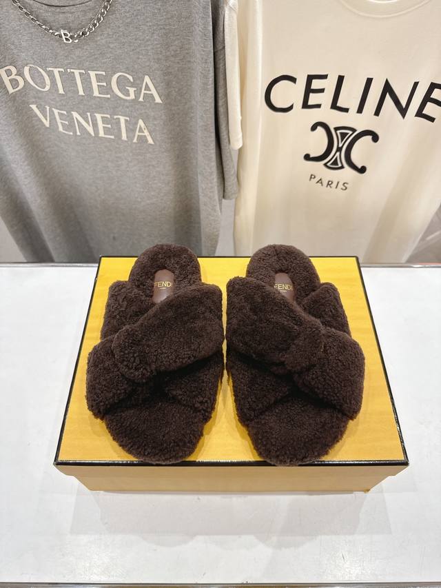 高版本出厂 Fendi 芬迪2025Ss秋冬新款专柜原版复刻平底毛毛拖 羊羔毛，原版品质原版包装全真皮羊羔毛、独家开模五金，原版大底，上脚超舒服暖和好看、4色选