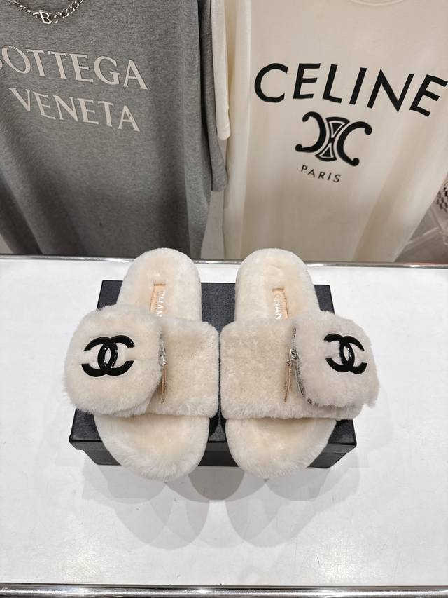 高版本出厂 官网同步.新品毛拖 顶级版本Chanel*小香2025Ss独家爆款系列毛毛拖鞋！秋冬宝藏时髦单品！随意搭配怎么穿都好看鞋面 垫脚：原版进口羊毛大底：