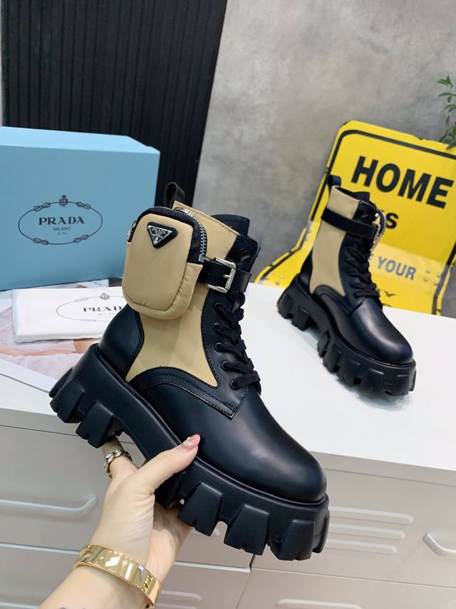 火爆普拉达 Prada 鞋面：进口头层亚光开边朱+防水尼龙布面+丝绸头层羊皮里+鞋面全部油边工艺 可以对比原版大底：Tpu+抽真空专业做包包工厂P生产，包包五金