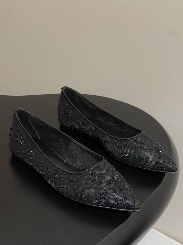 25Ss夏季新款 Louis Vuitton 路易威登 Lv 网纱钻面仙女鞋网面烫钻平底单鞋Bing...Bling...网纱水晶钻鞋面采用了透气的网纱材质，这