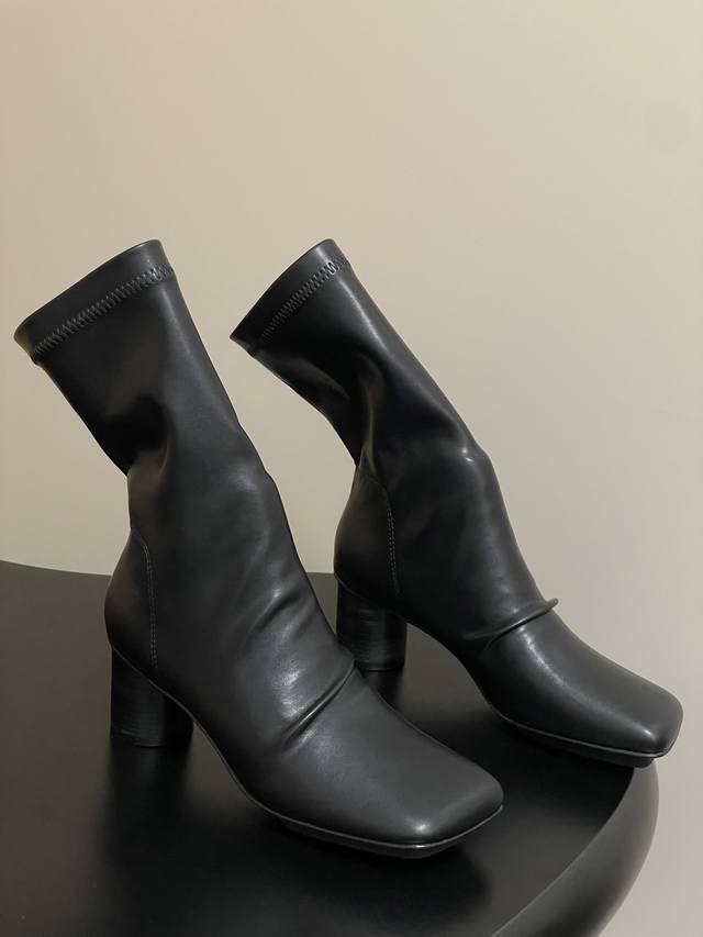 小众潮牌 Uma Wang 25Ss早秋新款弹力圆跟短靴倒靴暗黑系列东方美学创造者！追崇文艺生活方式品味优雅知性新主义！以最原始纯粹的情绪表达最新秋冬短靴~线条