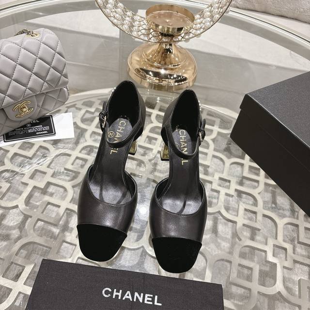 25Ss早秋新款小香Chanel珍珠双C扣T字带玛丽珍单鞋珍珠跟搭扣单鞋娃娃鞋设计 可爱到爆炸富家千金即视感 复古甜美减龄拿捏了！玛丽珍独有的高贵质感 可尽情实