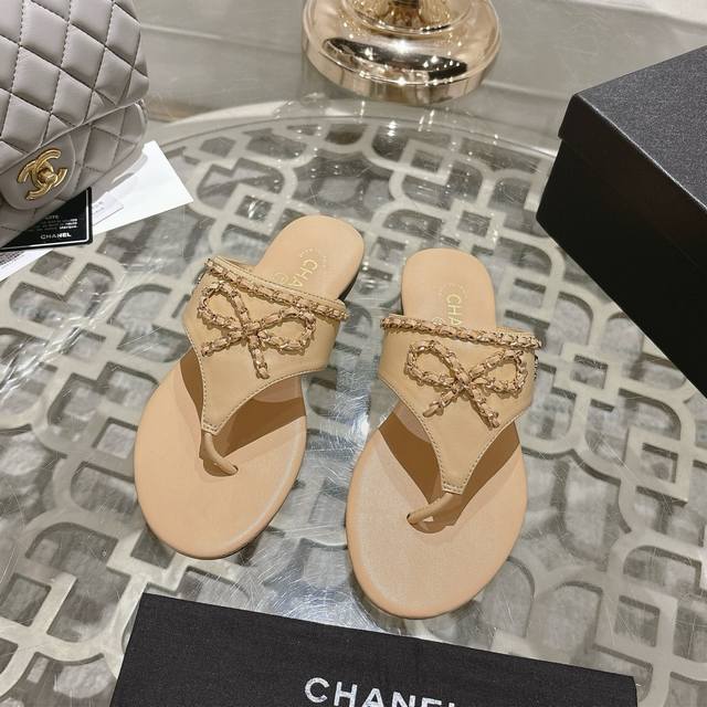 Chane* ｜小香经典夏季蝴蝶结链条拖鞋 精致链条缝制的蝴蝶结与标志性双C Logo的搭配，诉说着品牌独有的浪漫与奢华，上脚真的是美到爆面料：羊皮 布面内里：