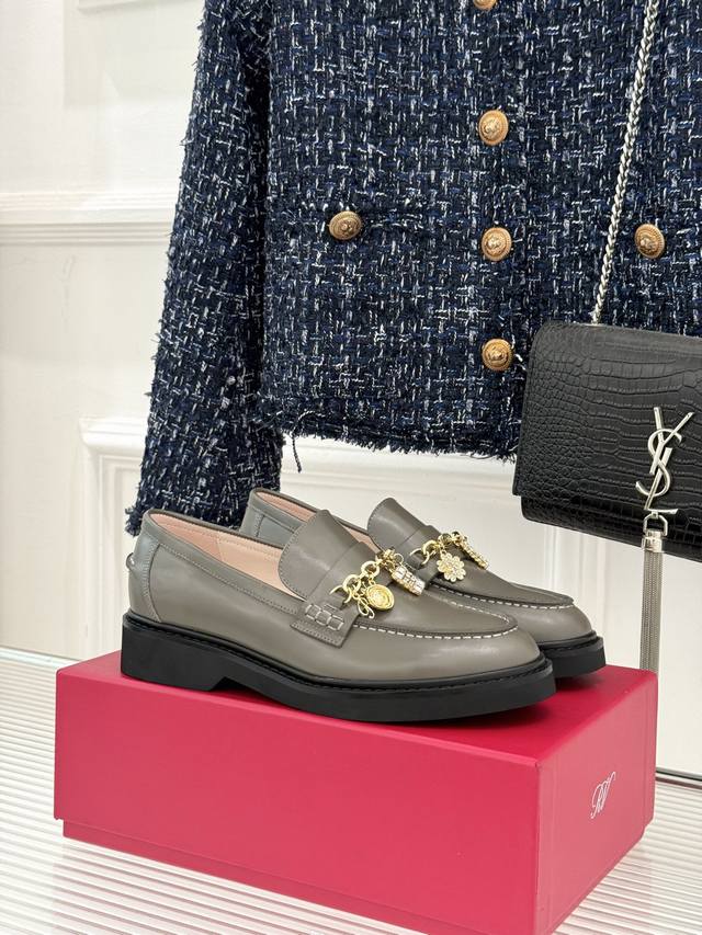 厂价 Roger Vivier Rv25Ss新品水钻链条乐福鞋这绝对是你鞋柜中不可缺少的时髦担当。经典的乐福鞋鞋型融合了复古与现代的元素鞋面上那璀璨的水钻 宛如
