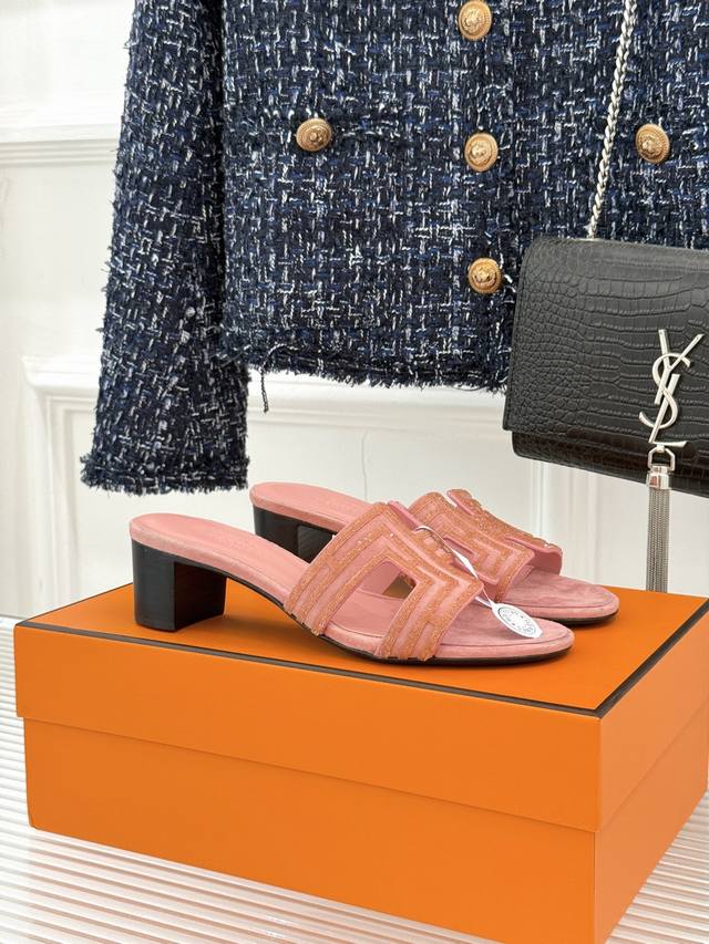 厂价 HermèS 爱马仕经典春夏H平底拖鞋夏日拖鞋矩阵已就位 经典H型搭扣+闪耀钻饰粉棕黑配色适配多元风格平底设计踩出松弛时髦感不管是搭配裙装奔赴浪漫约会还是
