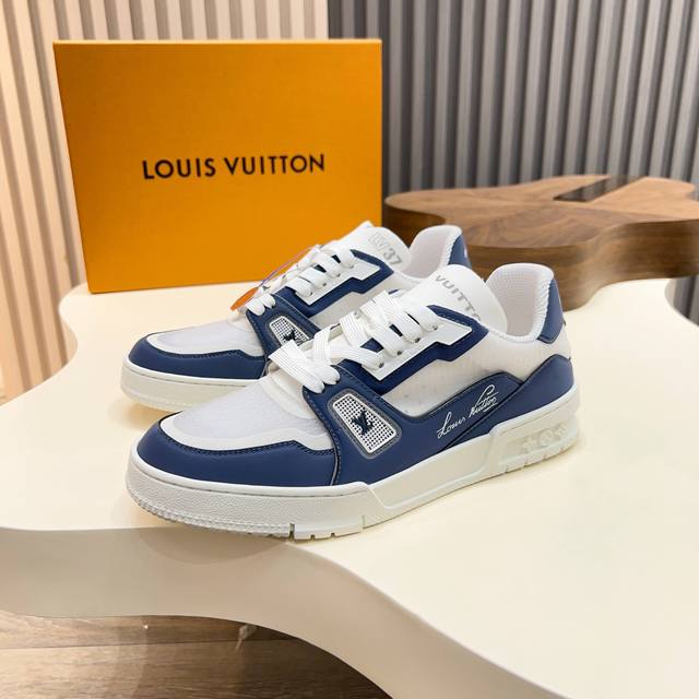 Lv Cup系列Trainer回归啦。美洲杯回归！我愿称他为脚感最舒适的Trainer！全新配色，超透气，超轻材质本款 Lv Trainer 运动鞋出自路易威登