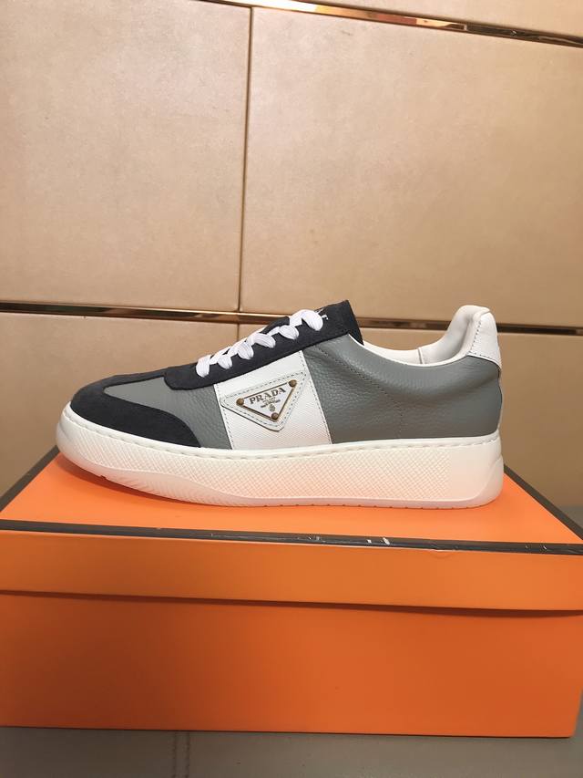 出厂价P 普拉达 Prada 最新款休闲时尚男鞋爆款版型简洁大气，潮男专属.独有的最新品牌元素，时尚又大方，面料原版进口牛皮，猪皮透气内里+垫脚，超级舒适耐磨大