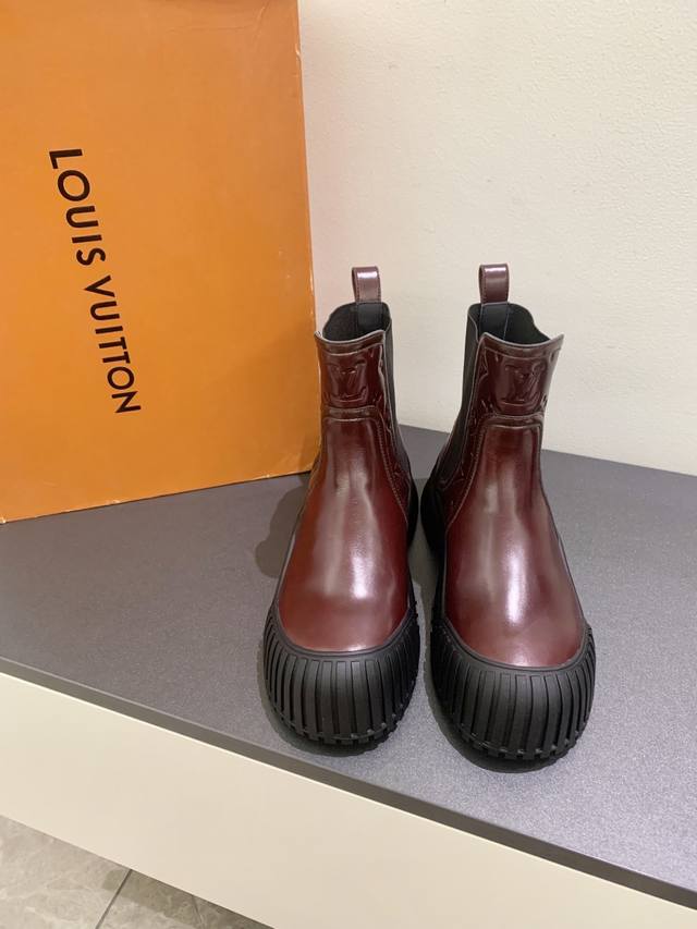 短靴 经典升级版本Lv 路易威登短靴！这款松糕厚底系列短靴每年都是非常爆，穿上增高效果，和时尚的引领绝对的Yyds！面料：进口开边珠牛皮！羊皮内里。厚这款鞋子上