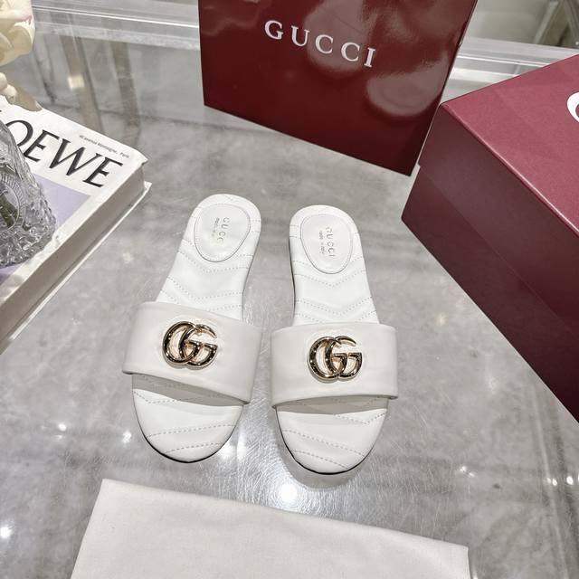 爆款价 新款带有 Doube G 的女性沙滩凉鞋这双沙滩凉鞋采用柔软而精致的皮革制成。其简约风格的优雅轮廓在正面以淡金色调的双G标志为点缀，增添了一丝精致的标识