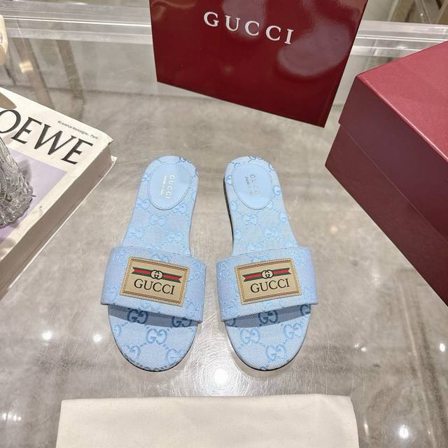 新款Gg女士沙滩凉拖鞋这款凉鞋由浅金色马头细节定义，采用Gg帆布制作，将精致的材料与传承主题相结合，为温暖天气的套装增添精致触感。兰色Gg帆布Gg金典标马刺橡胶