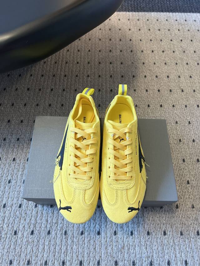 彪马 Puma Ultrasoft Speedcats 情侣款运动鞋采用柔软且无固定结构的鞋面，该设计源自巴黎世家 Balenciaga 2025年春夏季系列，