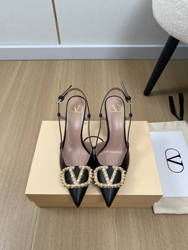 Valentino 华伦天奴 V家 春夏新品 专柜新款大V珍珠钻扣尖头后空凉鞋系列泰裤辣！妥妥神器一枚 中跟设计穿上好看又不会累，深口设计搭配彰显了品牌独有的设