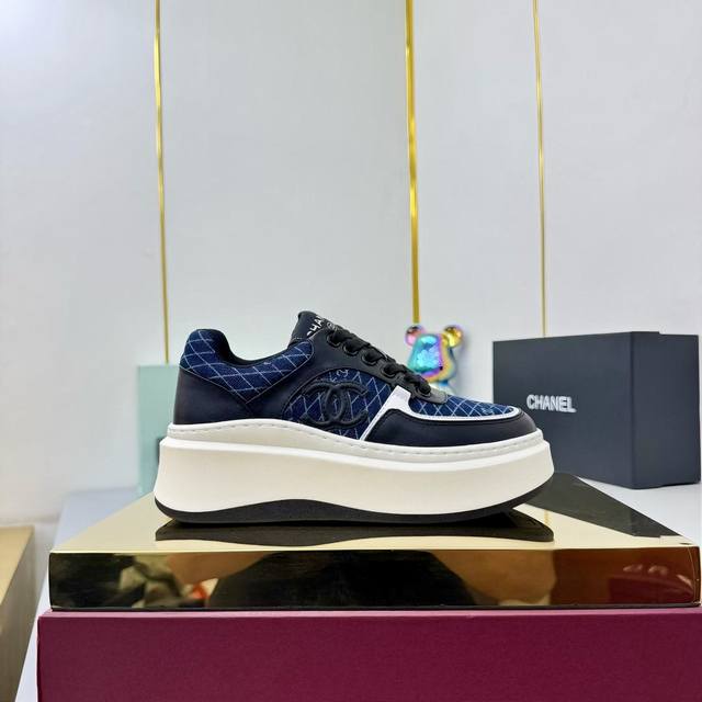 高品质！！！Chanel香奈儿25A最新款厚底休闲运动鞋 专柜同步 专柜非常火爆 非常难买的一款鞋 全网最火的厚底休闲鞋 可想而知小香控不可错过的 颜值与舒适并