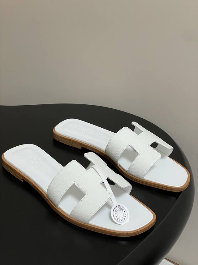 顶级品质 配高档飞机盒 丝巾 Hermes 爱马仕 H家Oran万年经典款‘H’拖鞋经典百搭的H拖鞋，2025春夏出了很多新配色呢融入蜥蜴纹、鳄鱼纹、掌纹、 涂