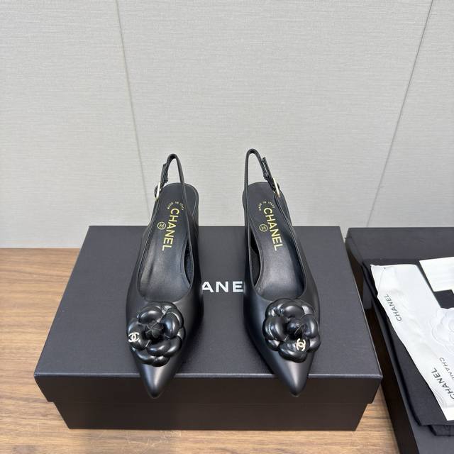 Chanel25S 新款 绝美后空 山茶花 凉鞋 Chane*经典之作跟春夏的适配度很高双色设计简约精美,经典小圆头大方气质,从视觉上拉长腿部线条,鞋头颜色产生