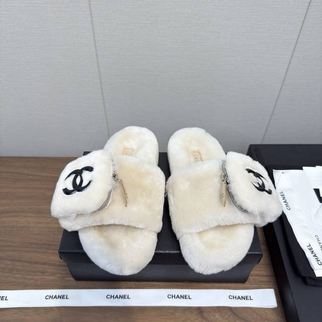 Chanel 25 秋冬 钱包 毛毛拖 厚底 流行风纯皮毛一体羔羊毛打造！小香Lg超温暖的感觉，穿上仿佛踩在云朵上，精致高级！让这双毛拖身价陡增！非常好穿不打滑
