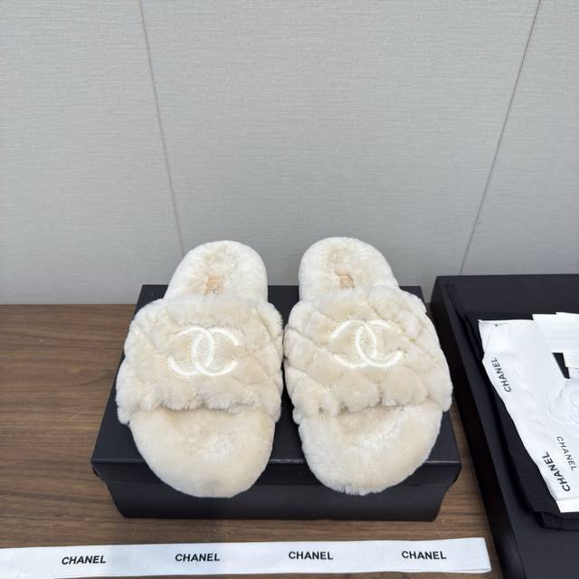 Chanel 25 秋冬懒人毛毛拖 厚底 流行风纯皮毛一体羔羊毛打造！小香Lg超温暖的感觉，穿上仿佛踩在云朵上，精致高级！让这双毛拖身价陡增！非常好穿不打滑，而