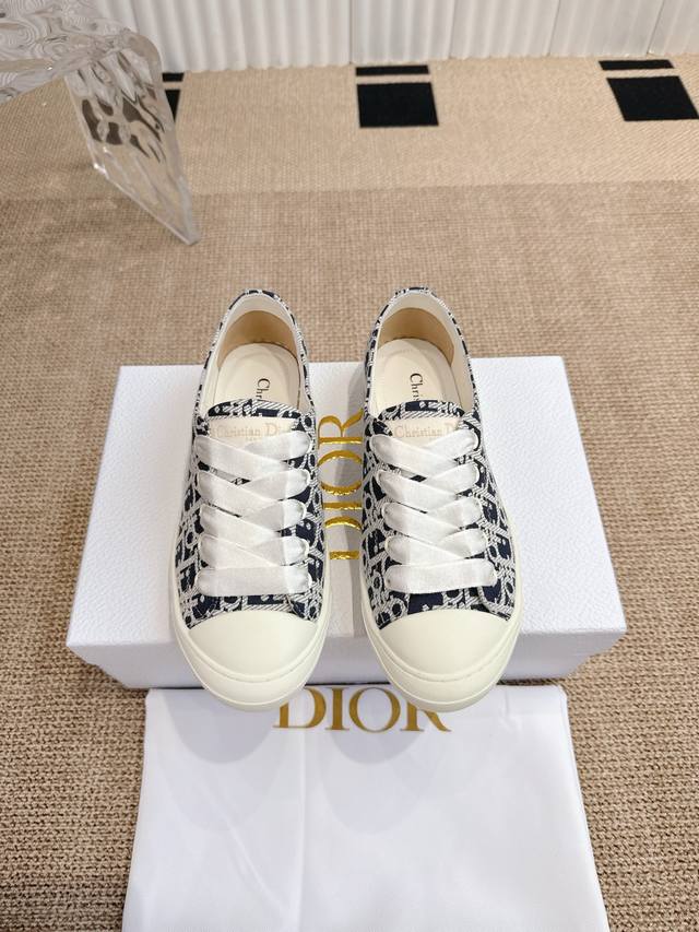 Dior 迪奥Lucky 运动鞋 这款 Dior Lucky 运动鞋是二零二五秋季系列新品，彰显优雅风范。裸色缎面面料鞋面，侧面饰以金色饰面金属Christia