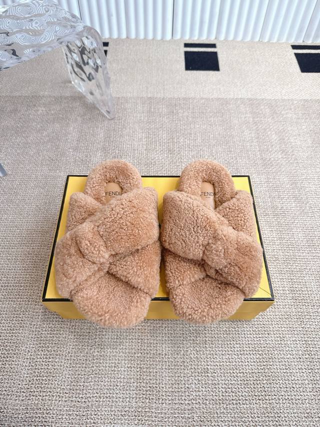Fendi 芬迪秋冬新款毛毛拖 专柜原装正版原版复刻爆款来袭+今天给你们分享这款超火的 Fendi 芬迪毛毛拖！采用原版羊羔毛，质感无敌，摸上去那叫一个柔软舒服