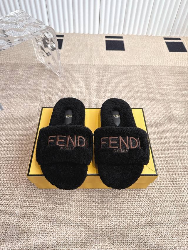 Fendi 芬迪 25Ss新款毛毛拖 每逢秋冬来临 毛拖是必不可少的单品不仅足够保暖 还能拥有舒适的触感无论搭配什么都有种漫不经心的时髦纯羊毛 一点人造毛的成分
