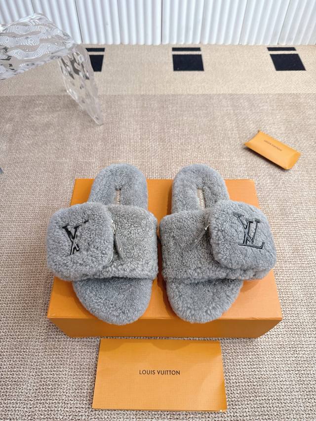 Lv路易威登 25Ss早秋新款羊毛毛拖 上脚依然让我心甘情愿剁手入，购入手才会知道它的时髦，人气爆款必须得有它排名，各种博主、网红范搭配尽显眼前，超级推荐款！双