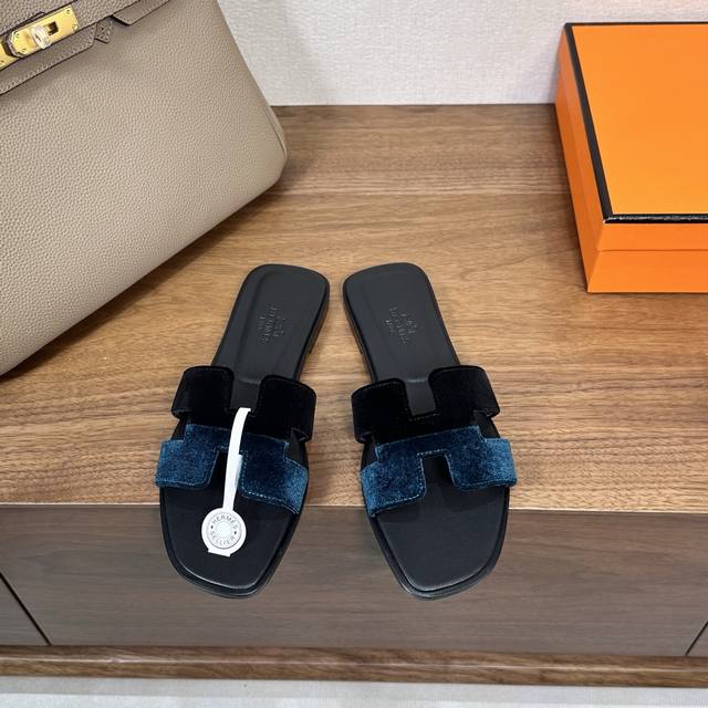 出厂价P Hermes 爱马仕H拖鞋Oran凉鞋系列 时尚又百搭 超级舒服 每个细节都做到极致 原版丝绒面料 原版1:1独家私模鞋面 原版真皮沿条大底 包装: